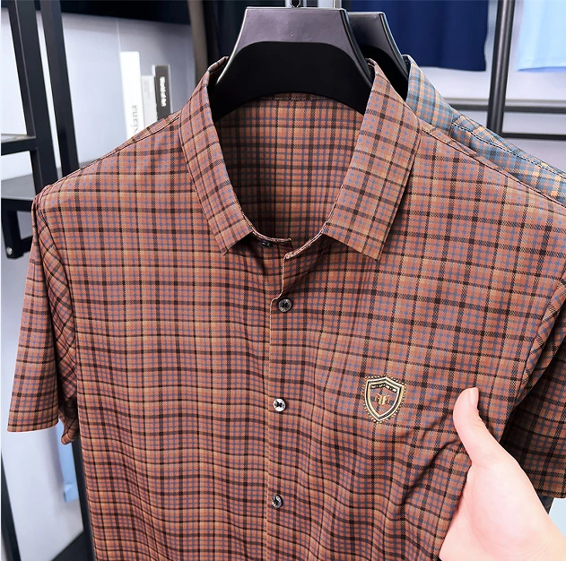 8-999砖红夏季冰丝格子短袖中年男士商务休闲时尚薄款无痕百搭