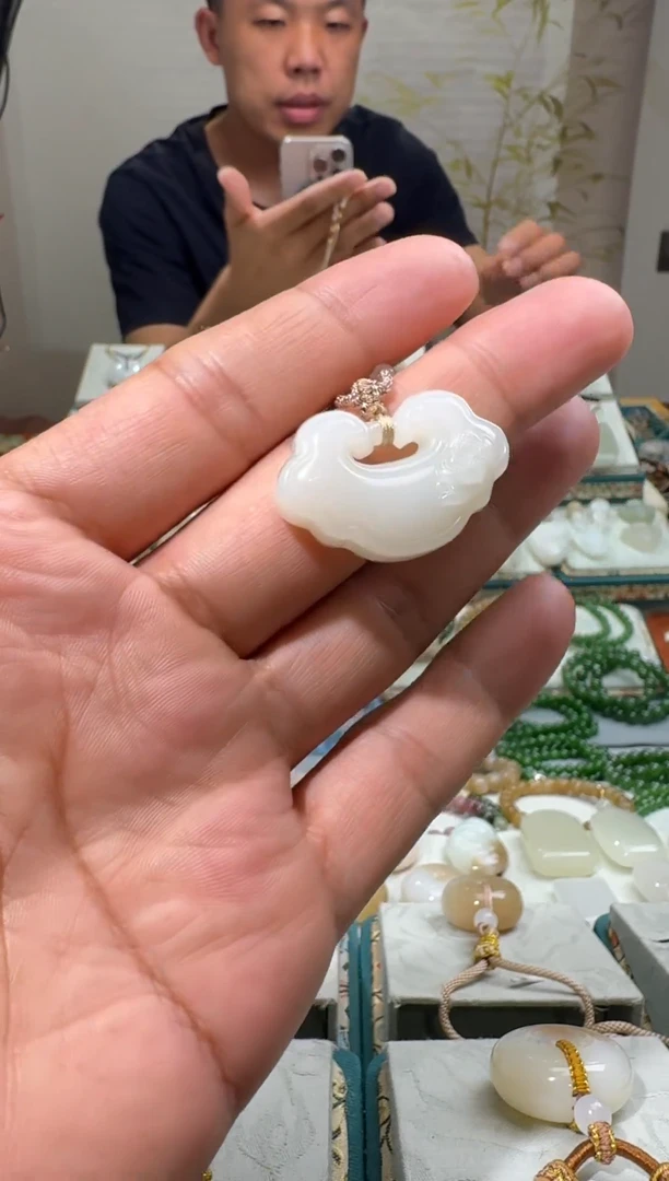 和田玉未镶嵌颈饰33如意锁