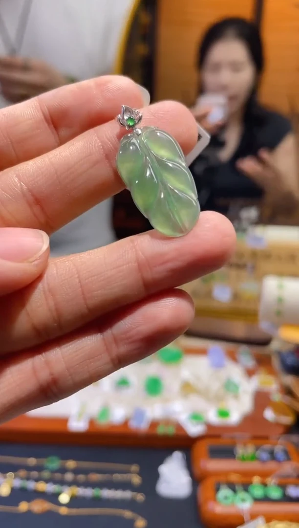 颈饰18K金镶嵌翡翠叶子