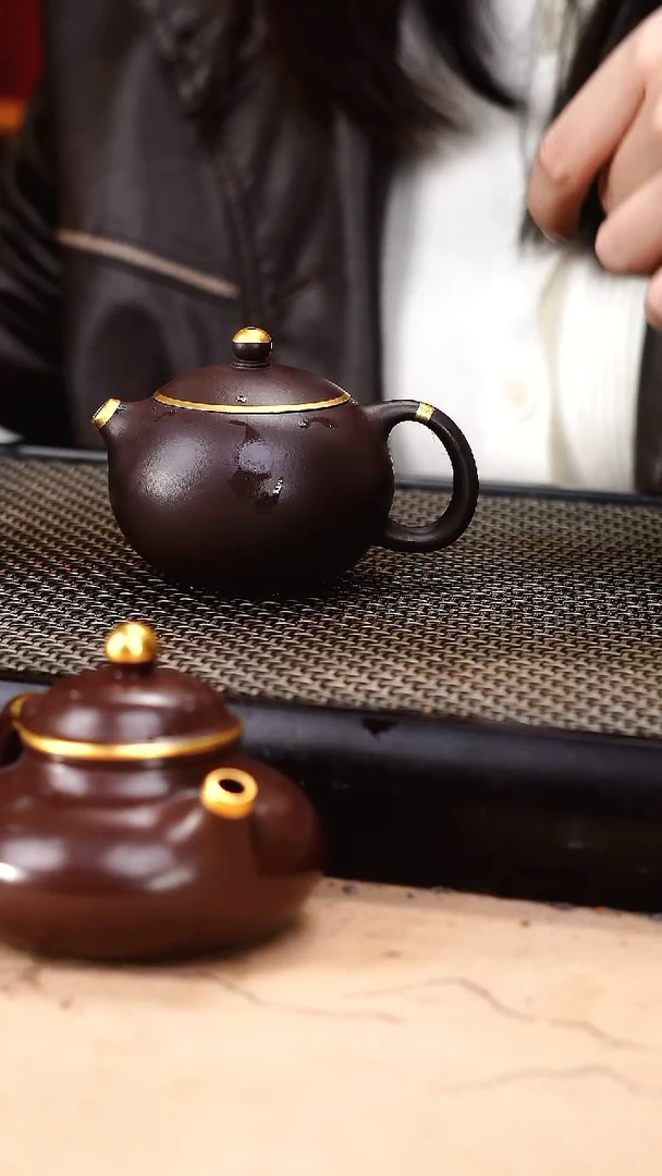 茶壶紫砂四号井茄皮紫泥描金小西施130cc