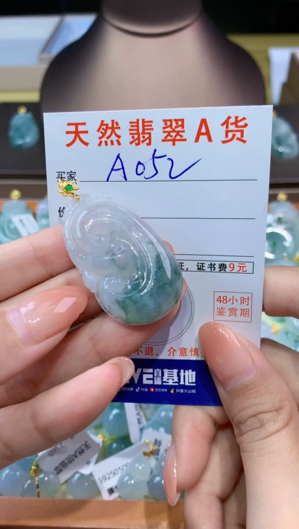 翡翠18K金镶嵌颈饰天然缅甸a货翡翠