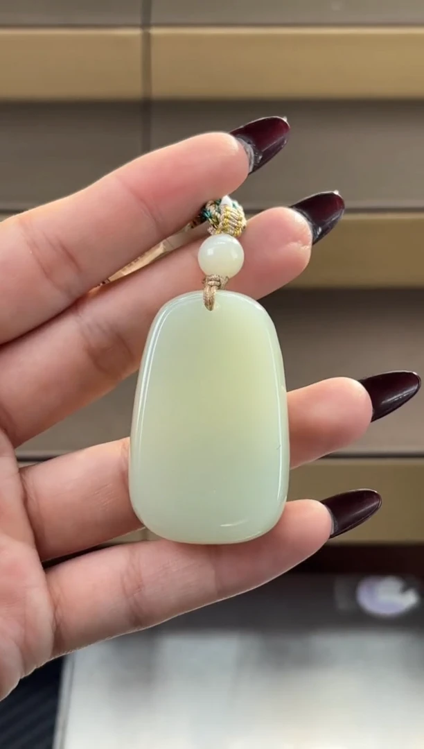 吊坠(赠链)未镶嵌和田玉且末微色差迪克兰一细吊坠