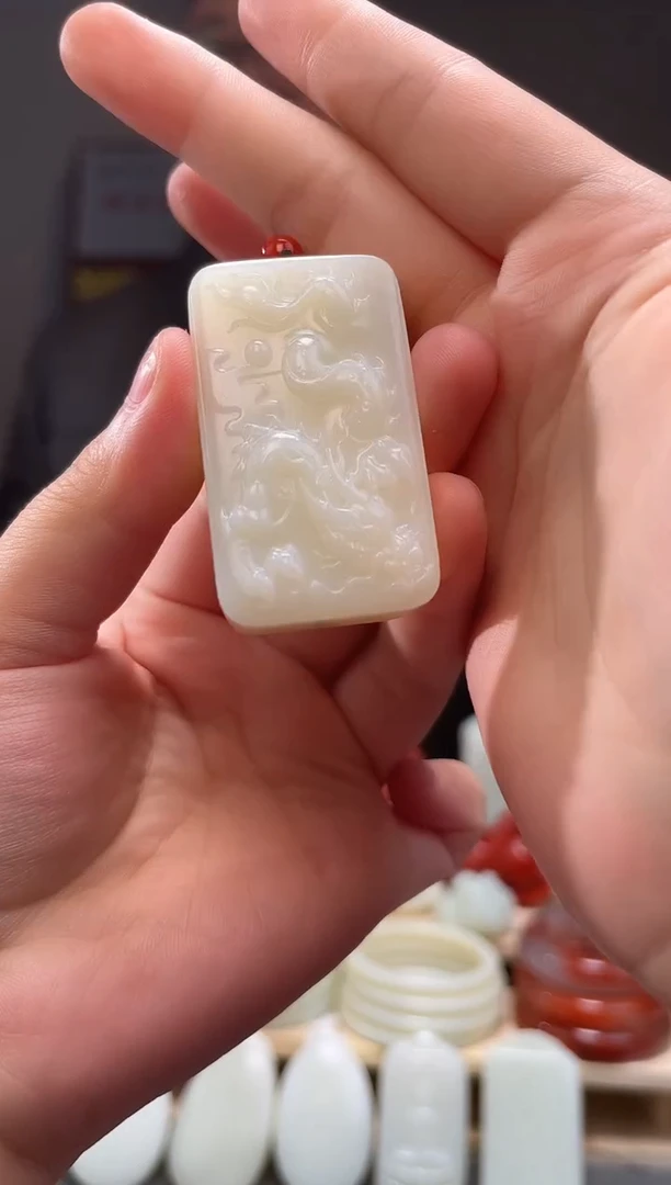 颈饰未镶嵌和田玉吊坠