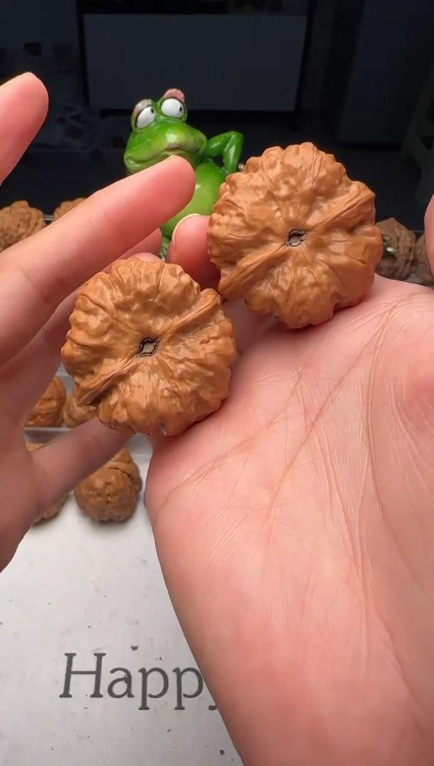 核桃戏*编号01的蛙