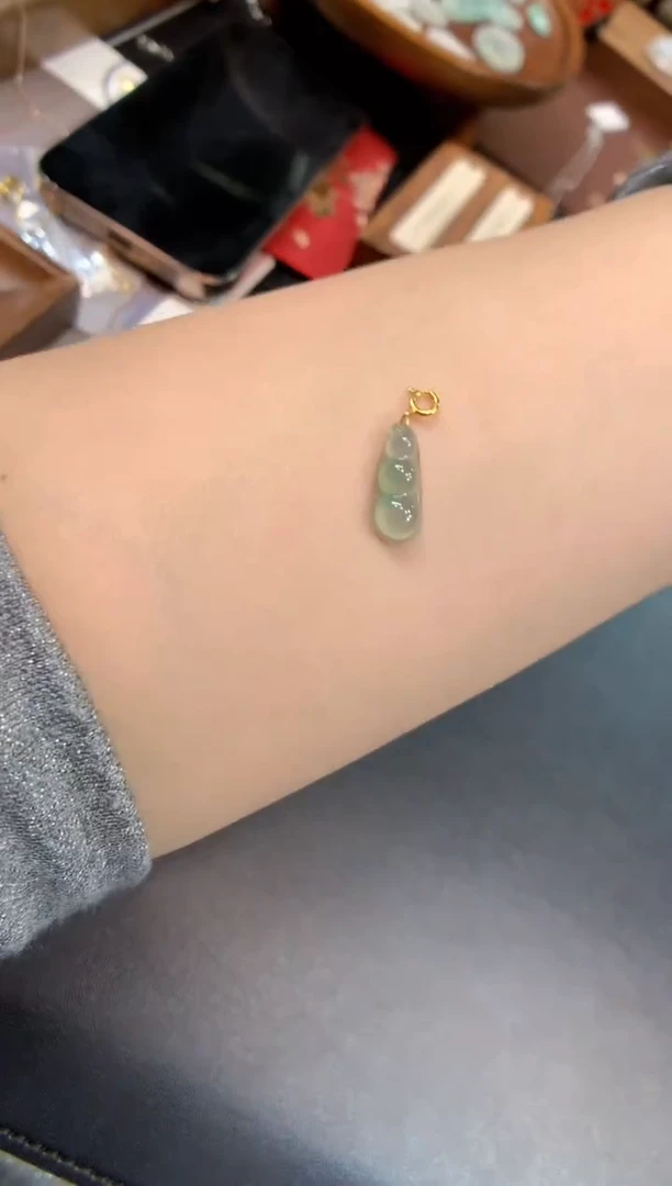 颈饰18K金镶嵌翡翠福豆