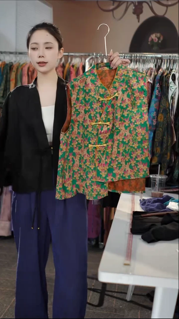 绿底兔不规则马甲