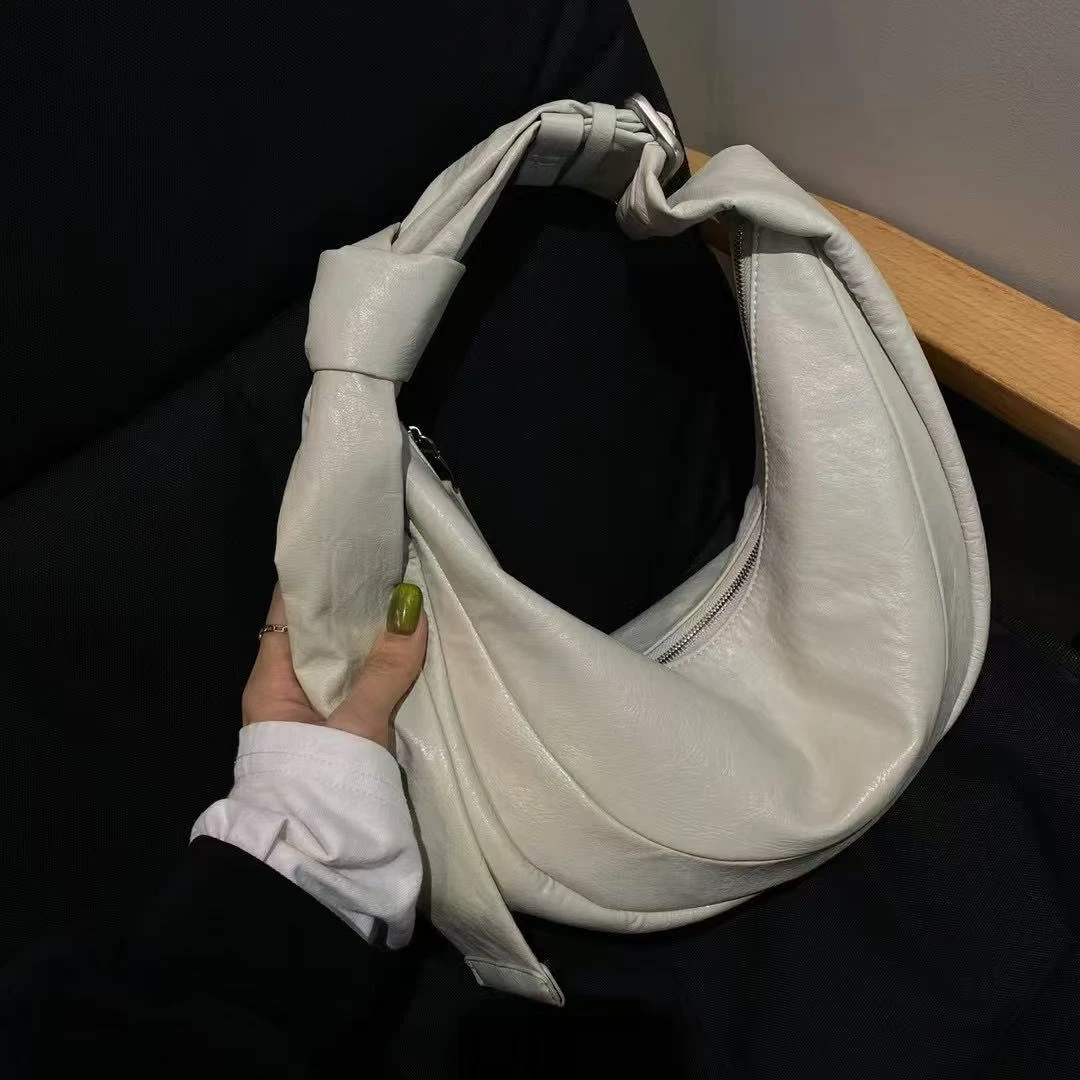 小众设计月牙包成衣水洗面料斜挎单肩牛角包