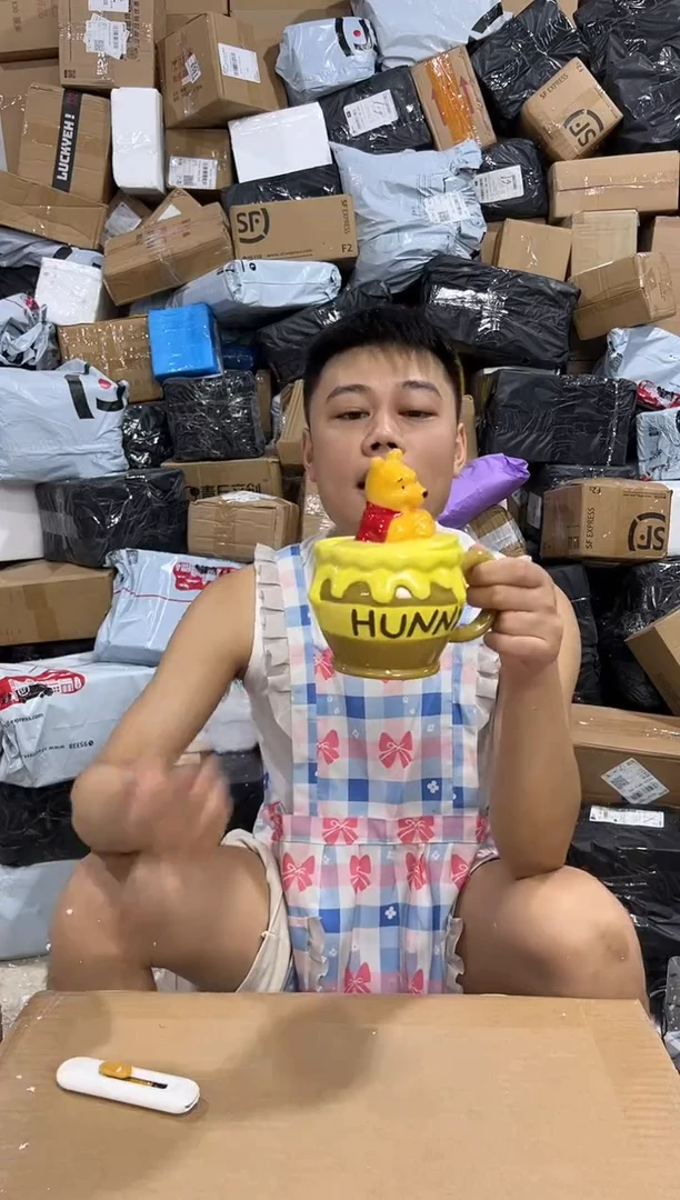 瓷片Q版维尼蜂蜜带盖杯