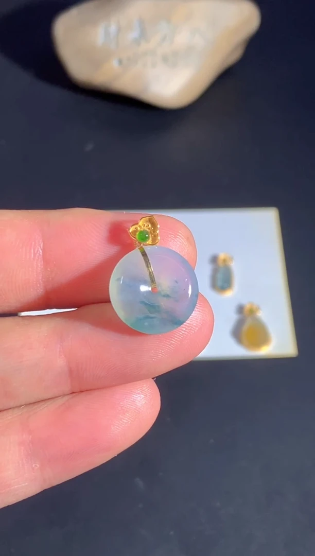 颈饰18K金镶嵌翡翠