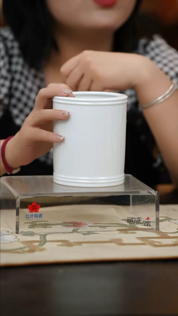 1个微瑕白胎公仆笔筒（无底款）