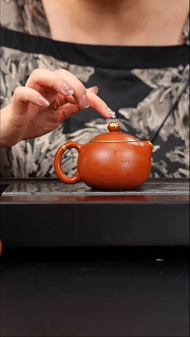 茶壶紫砂黄龙山朱泥西施描金200cc鲍煜