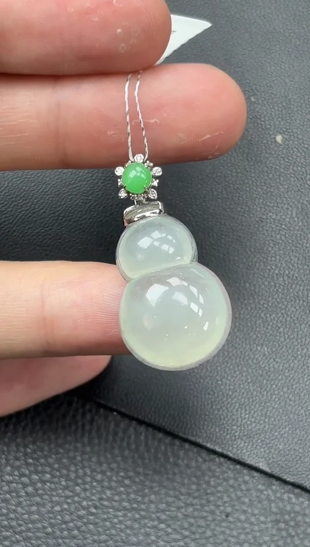 颈饰18K金镶嵌翡翠葫芦