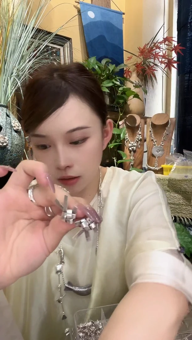 无925银A***灵编织鱼耳钉