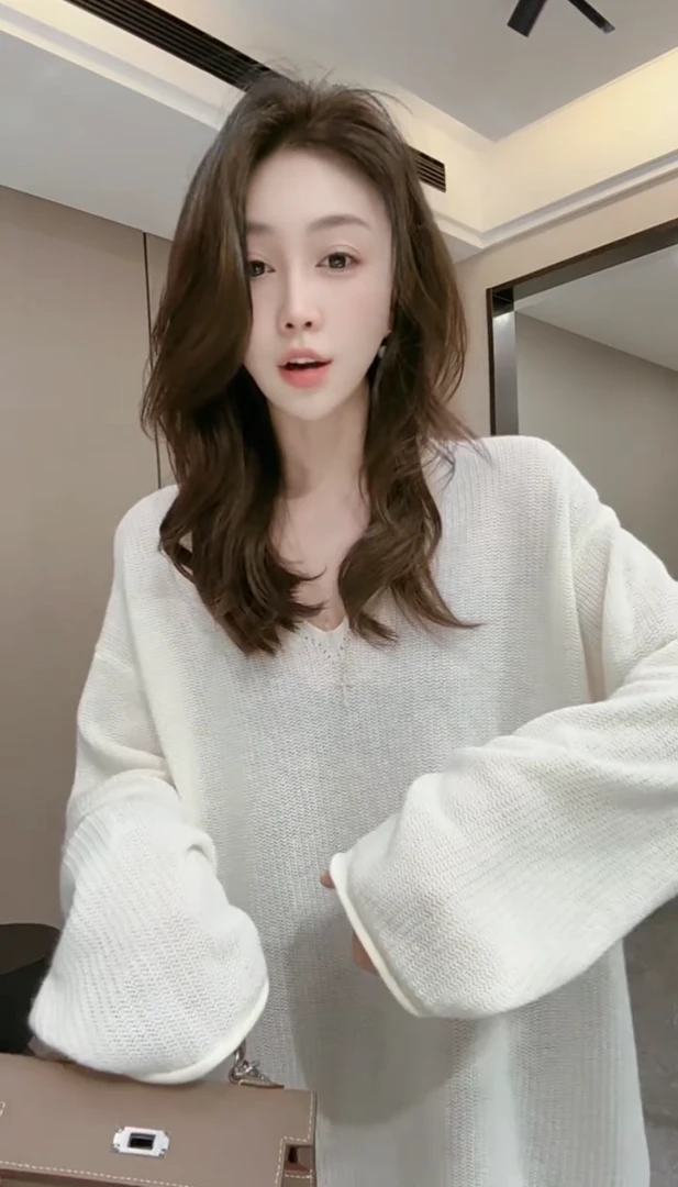 欧洲站2025秋冬新款简约时髦慵懒风气质百搭长袖V领针织毛衣上衣