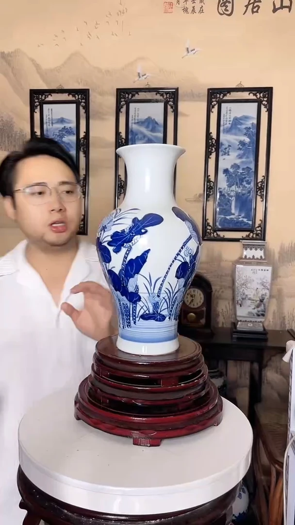 摆件青花浮雕鱼尾瓶