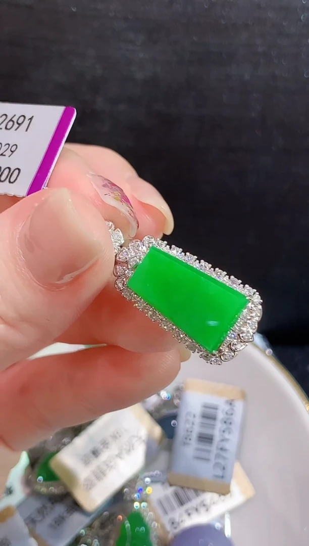 吊坠(不含链)18K金镶嵌翡翠多样性发其一