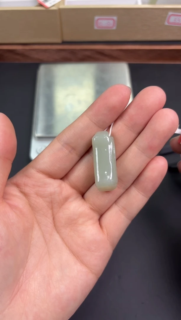 【闪购商品】和田玉吊坠(赠链)未镶嵌且末微色差近矿吊坠