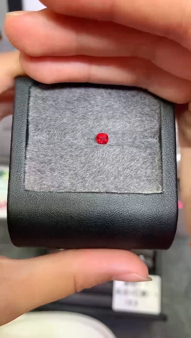 裸石未镶嵌尖晶石江***王枕型 抹谷红色调 0.38ct