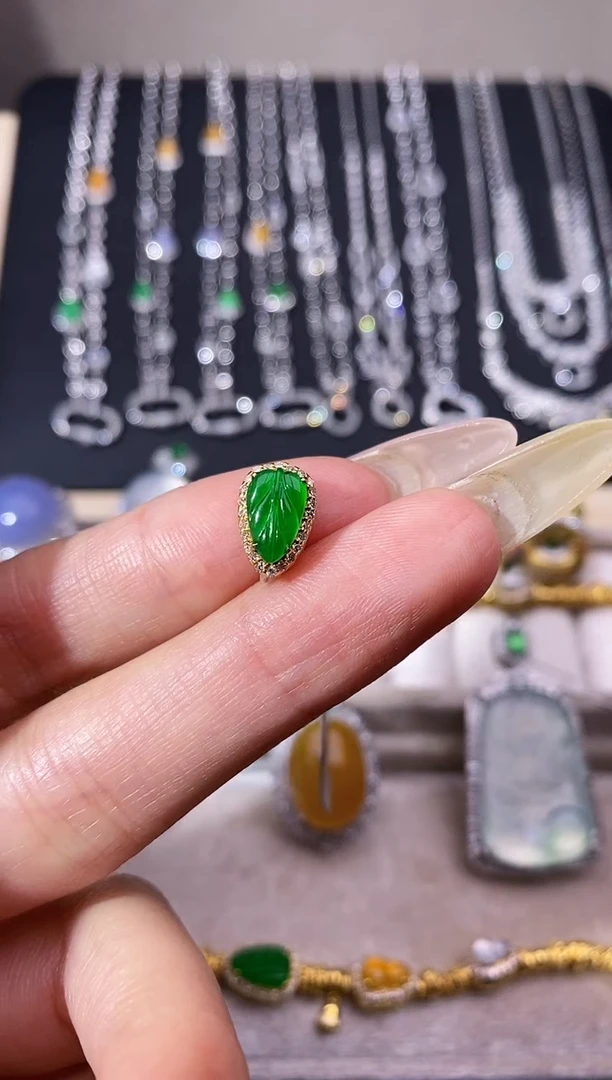 颈饰18K金镶嵌翡翠吊坠