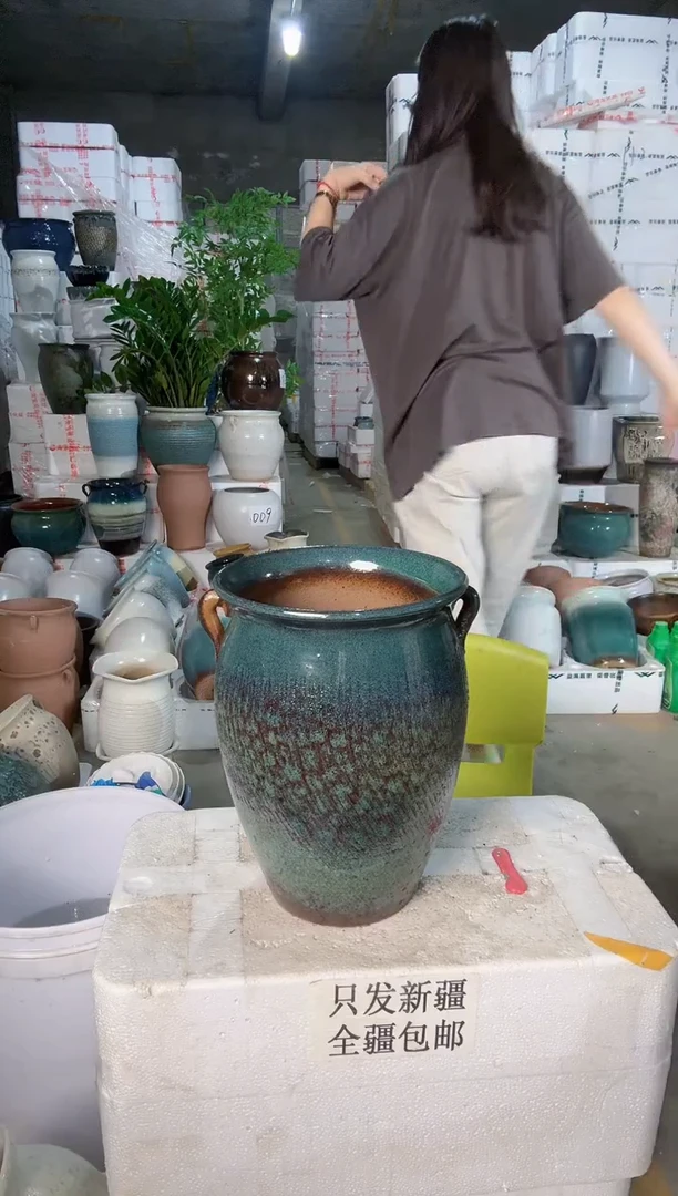 蓝色竖纹双耳陶盆一个装