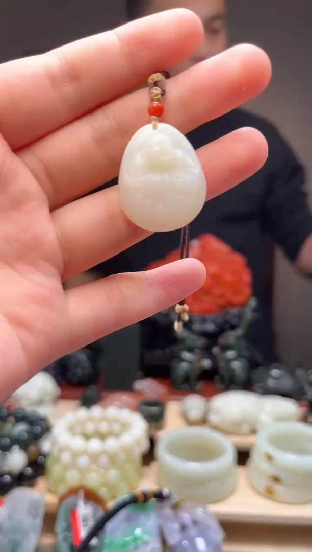 颈饰未镶嵌和田玉吊坠