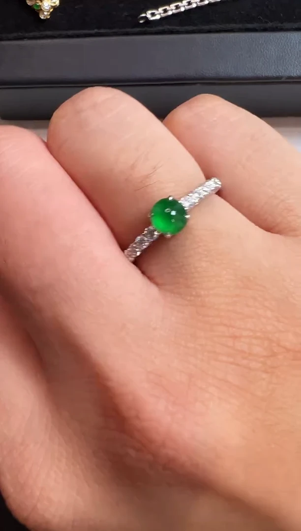 18K金镶嵌戒指翡翠高冰色标级蛋面戒指