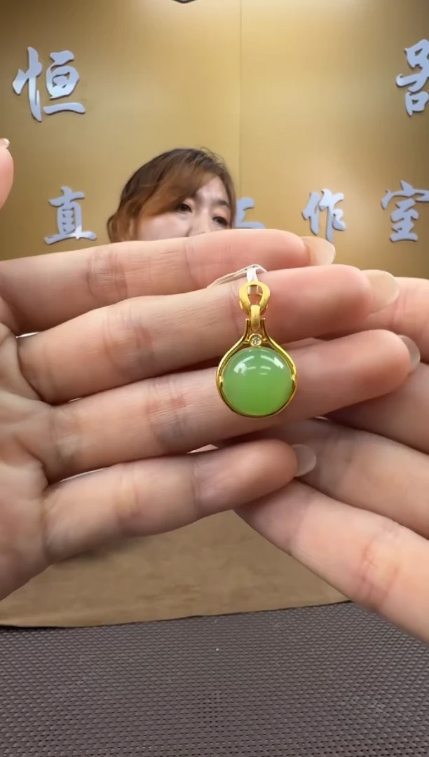 颈饰18K金镶嵌和田玉挂件