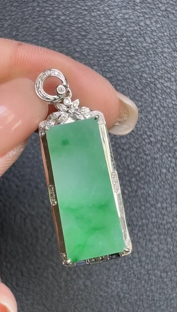 颈饰18K金镶嵌翡翠无事牌