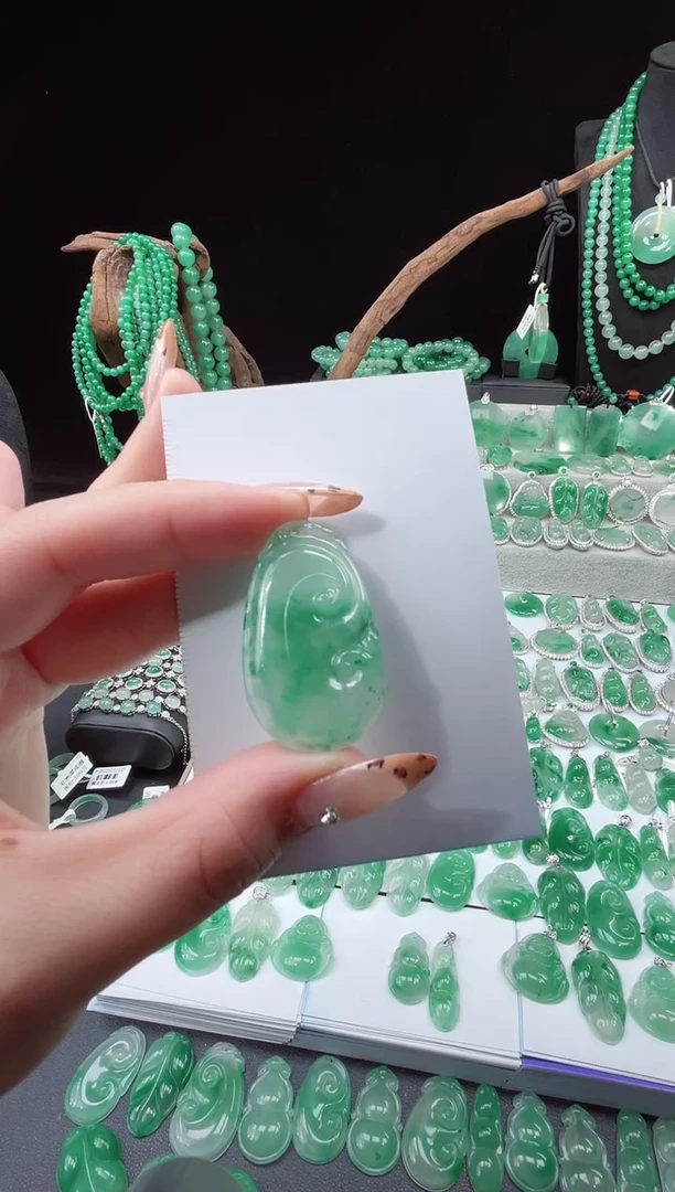 吊坠(赠链)未镶嵌石英质玉（非洲翠）24.25如意