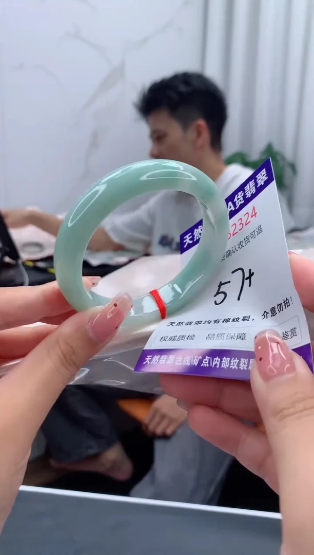 未镶嵌手镯翡翠有纹，完美者勿拍