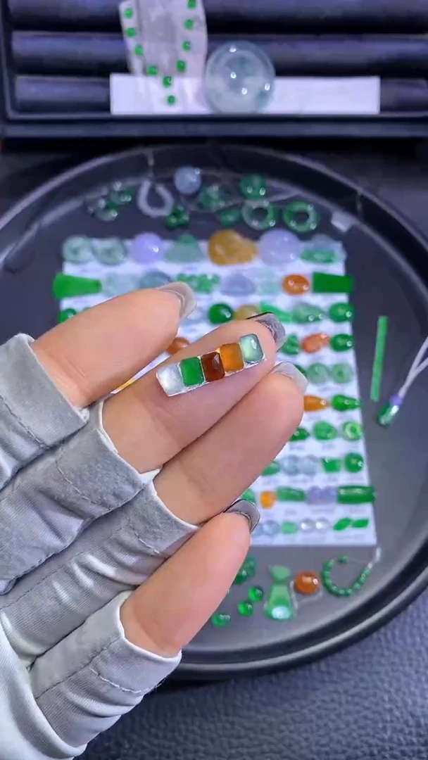 未镶嵌挂件翡翠切割