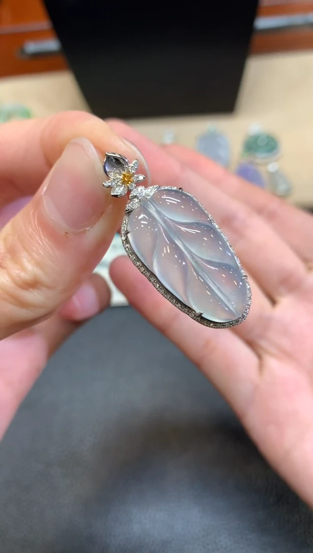 【闪购商品】翡翠颈饰18K金镶嵌叶子【无服务费】