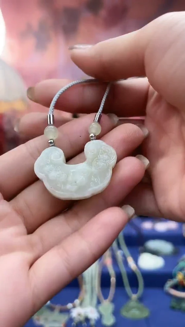 未镶嵌岫玉吊坠.