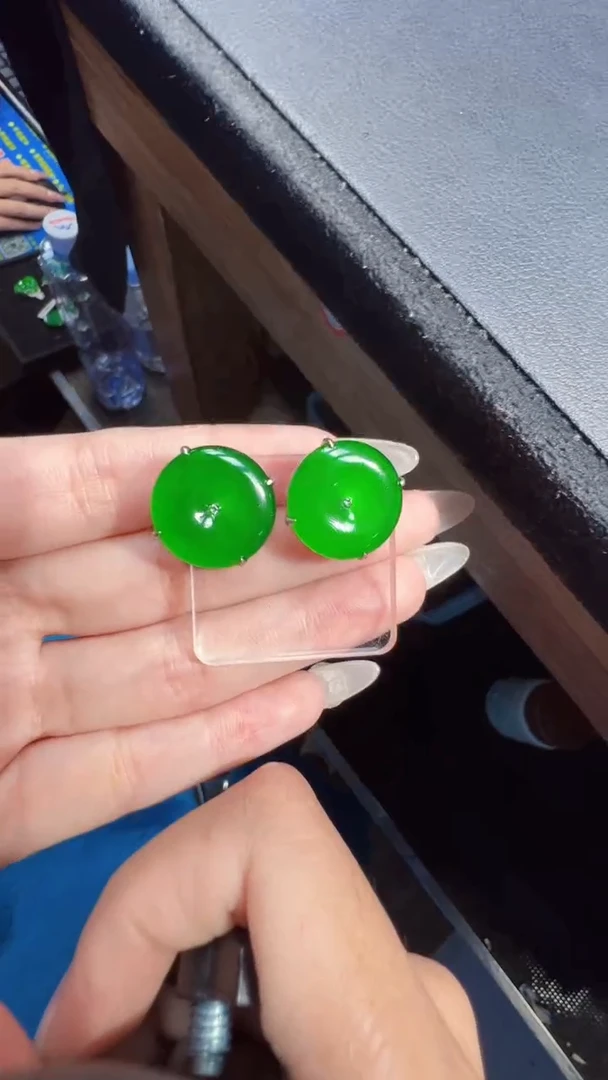 未镶嵌定制翡翠翡翠A货有轻微色差属于正常现象，耳钉多样性发货1