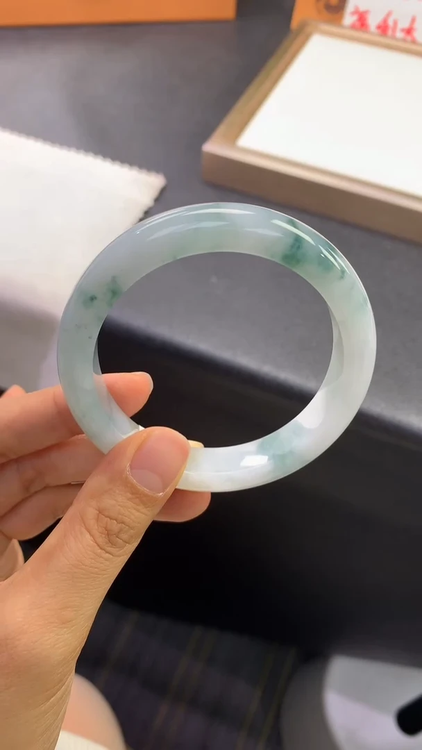 未镶嵌手镯翡翠退货需手镯吊牌标签完好