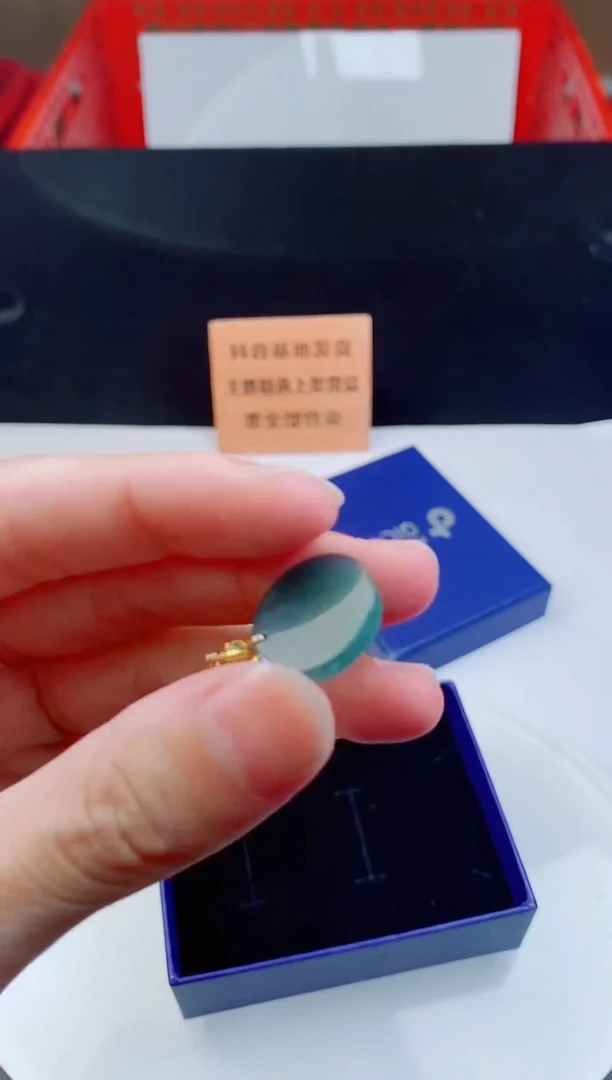 颈饰未镶嵌翡翠   `