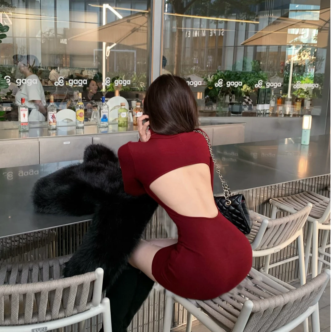 性感辣妹酒红色带绒高领露背包臀裙女秋冬修身显瘦打底连衣裙