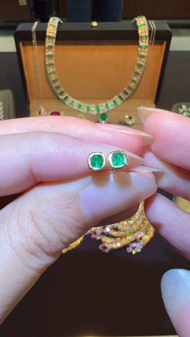 18K金镶嵌耳饰祖母绿0.335ct