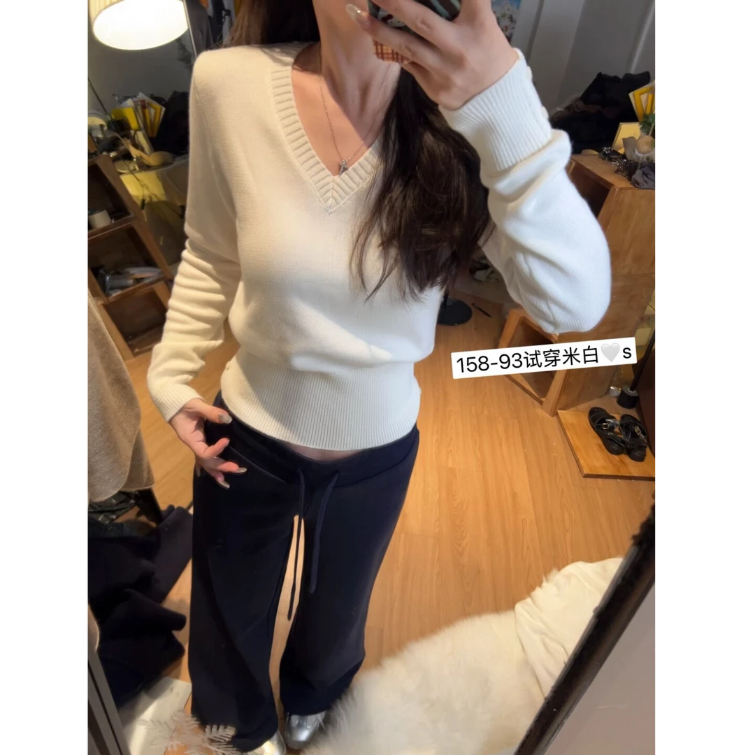 米白色v领简约软糯显瘦长袖打底上衣女秋冬季短款收腰毛衣针织衫