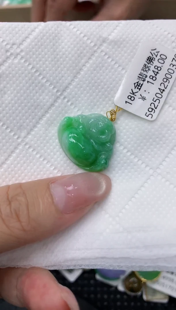 翡翠18K金镶嵌颈饰111111111