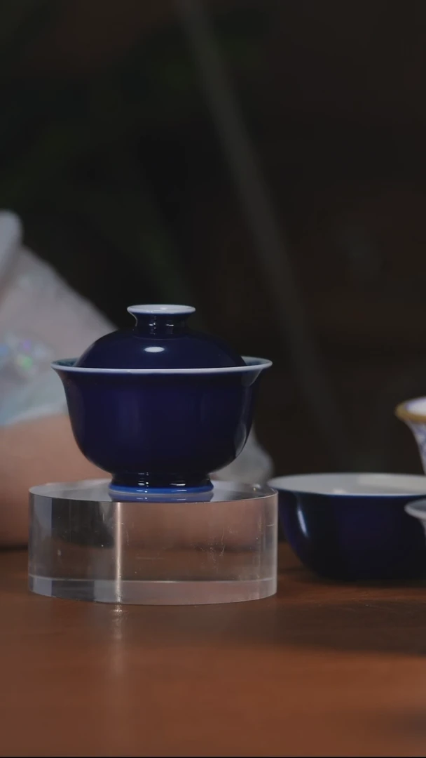 记蓝内绘盖碗