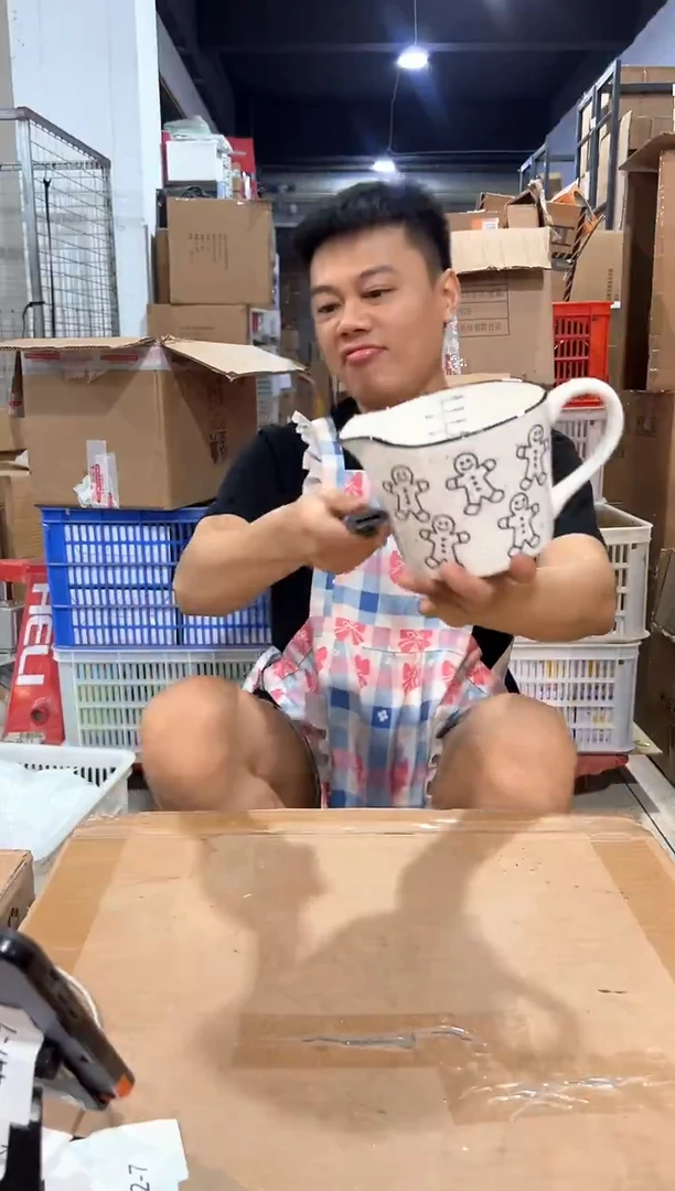瓷片姜饼人奶壶