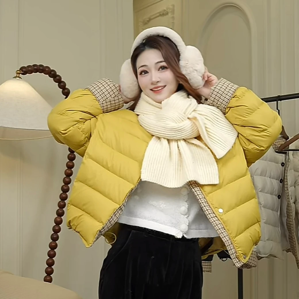 韩版保暖羽绒服女三粒扣格子拼接圆领短款百搭宽松冬季外套