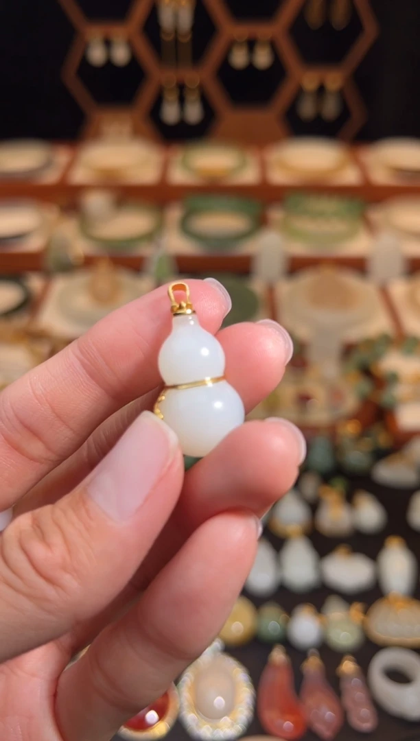 18K金镶嵌和田玉挂件放漏