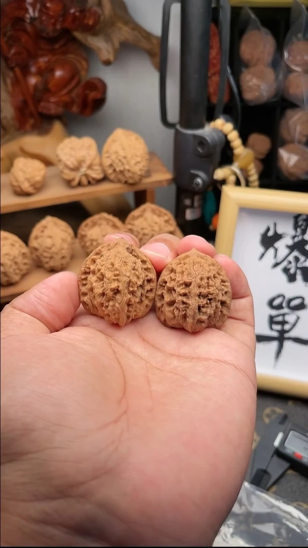 文玩核桃吊坠霞云岭36