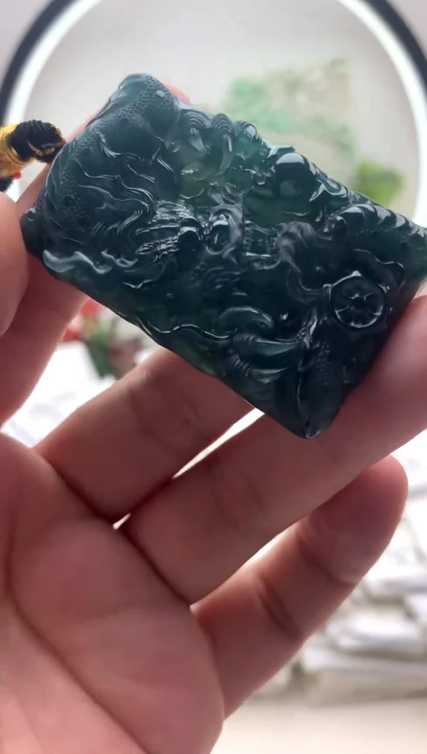 颈饰未镶嵌翡翠龙牌