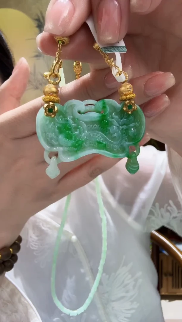 颈饰未镶嵌翡翠吊坠