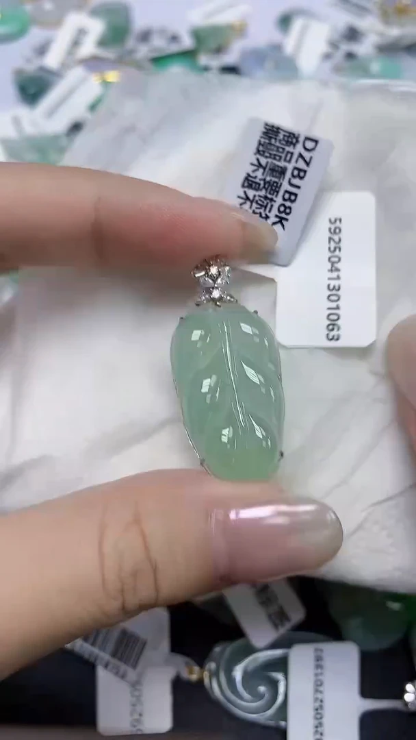 翡翠18K金镶嵌颈饰天然缅甸翡翠A货