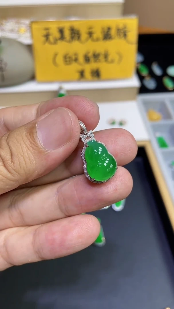 翡翠18K金镶嵌颈饰葫芦