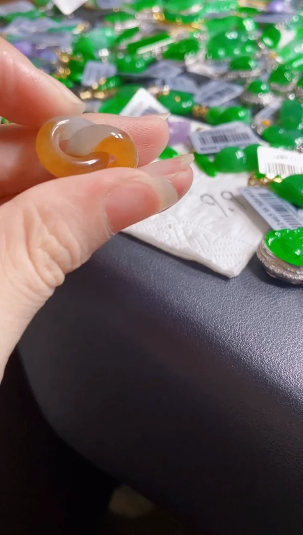 翡翠未镶嵌颈饰2个